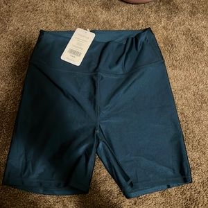 Fabletic High-Waisted Shine Shorts 6” (Size Large)